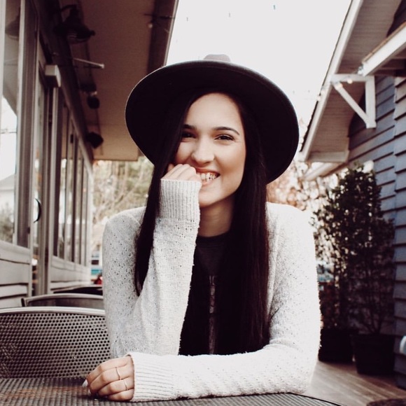 Meet your Posher, Sophia - Picture 3 of 3